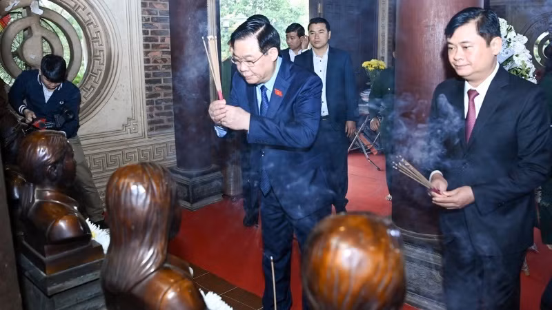 Председатель НС Выонг Динь Хюэ зажигает благовония в памятнике государственного значения Чуонгбон. Фото: Зюи Линь