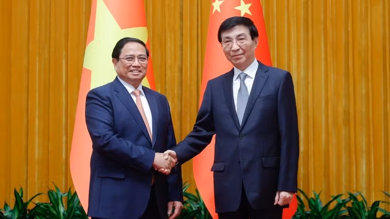 Премьер-министр Фам Минь Тьинь и Председатель Народного политического консультативного совета Китая Ван Хунин. Фото: Нят Бак