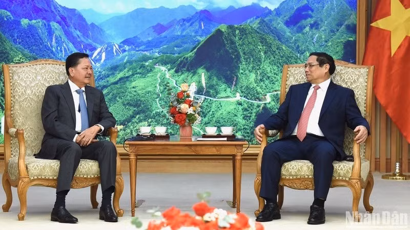 Премьер-министр Фам Минь Тьинь и Вице-премьер Камбоджи Нет Савоен. Фото: Чан Хай