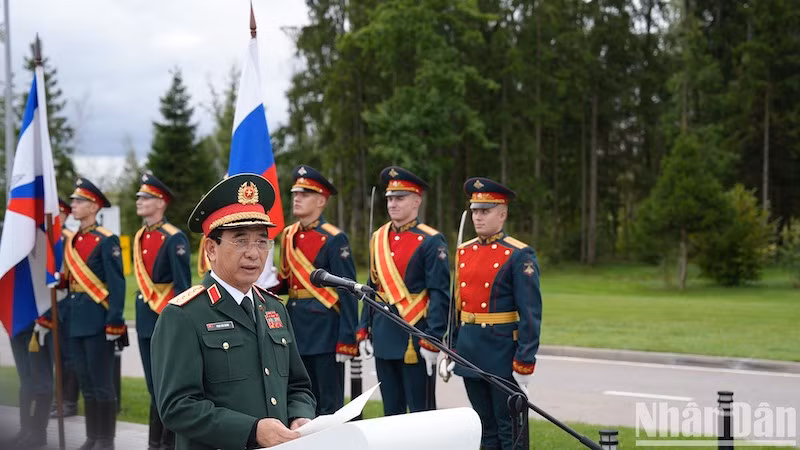 Генерал армии Фан Ван Жанг выступает на церемонии. Фото: Суан Хынг