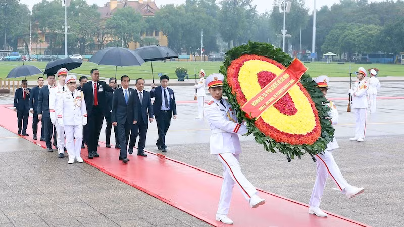 Президент Джоко Видодо возлагает венок к Мавзолею Хо Ши Мина. Фото: ВИА