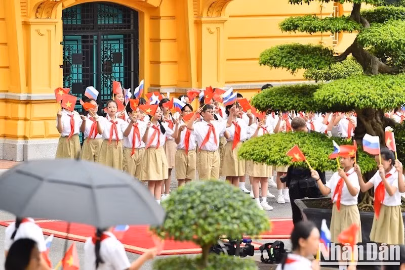 Дети Ханоя приветствуют Президента России Владимира Путина. Фото: Тхюи Нгуен – Данг Кхоа