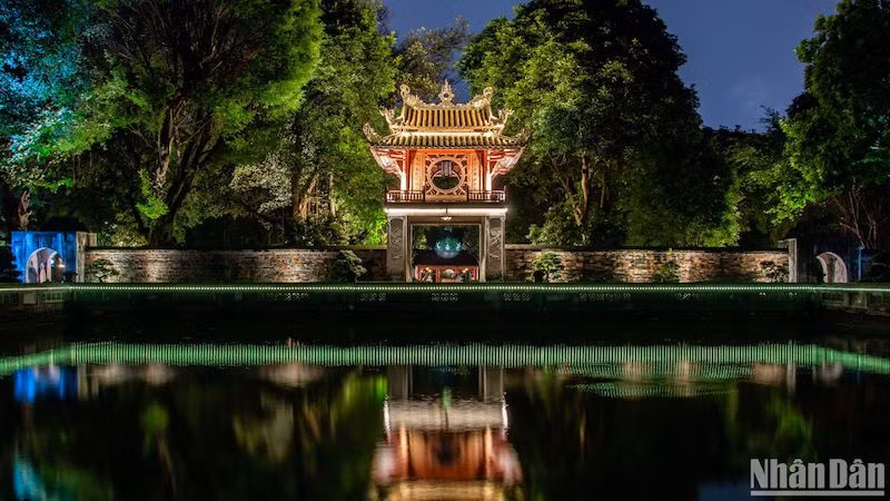 Посещая Ханой, туристы имеют возможность участвовать в ночной экскурсии в Храме Литературы.