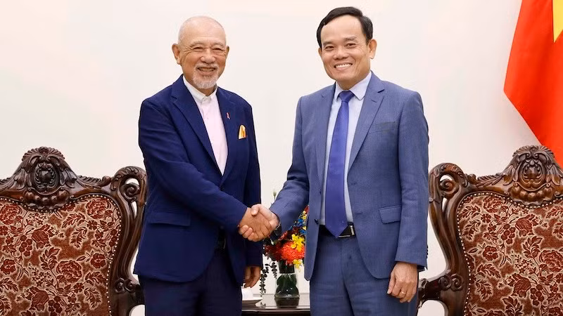 Вице-премьер Чан Лыу Куанг и г-н Ёхэй Сасакава, Председатель Фонда Ниппон и Фонда мира Сасакавы. Фото: ВИА