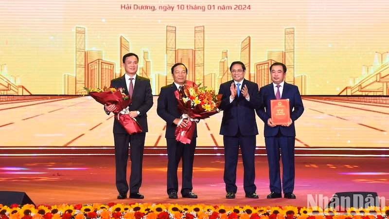 Премьер-министр Фам Минь Тьинь вручает Решение об утверждении плана развития провинции Хайзыонг руководителям провинции. Фото: Чан Хай