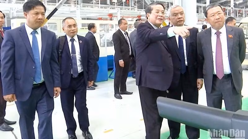 Зампредседателя НС Нгуен Дык Хай и Зампредседателя НА Лаоса Соммад посещают завод корпорации Thaco. 