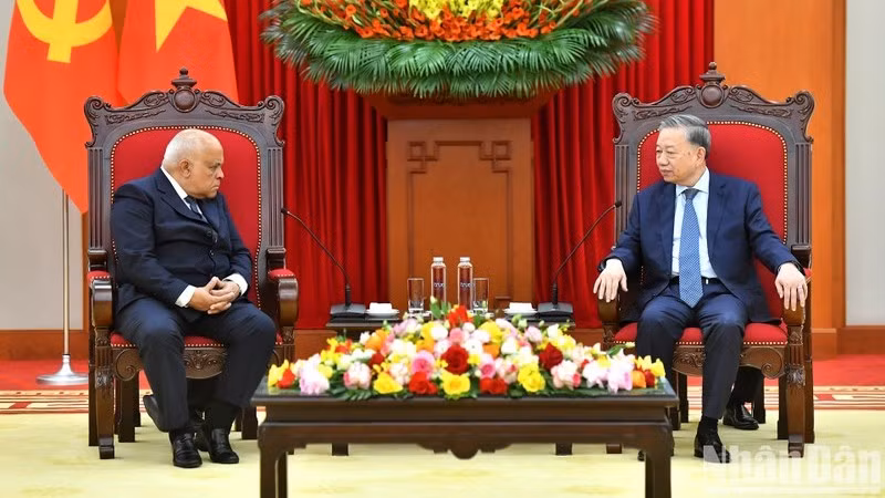 Генеральный секретарь ЦК КПВ То Лам и Посол Кубы Орландо Николас Эрнандес Гильен. Фото: Данг Кхоа