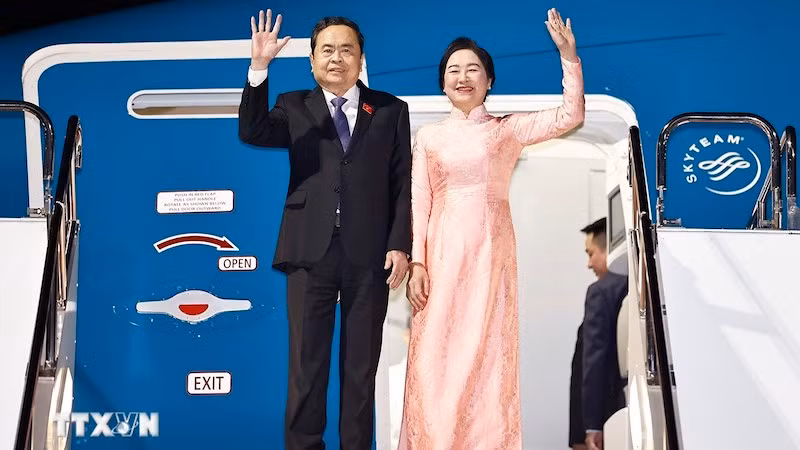 Председатель НС Чан Тхань Ман с супругой в аэропорту Ханэда. Фото: ВИА