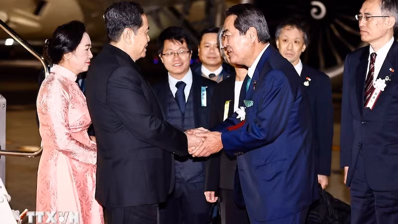 Председатель Комитета по правилам и администрации Палаты советников Парламента Японии Макино встречает Председателя НС Чан Тхань Мана с супругой в аэропорту. Фото: ВИА