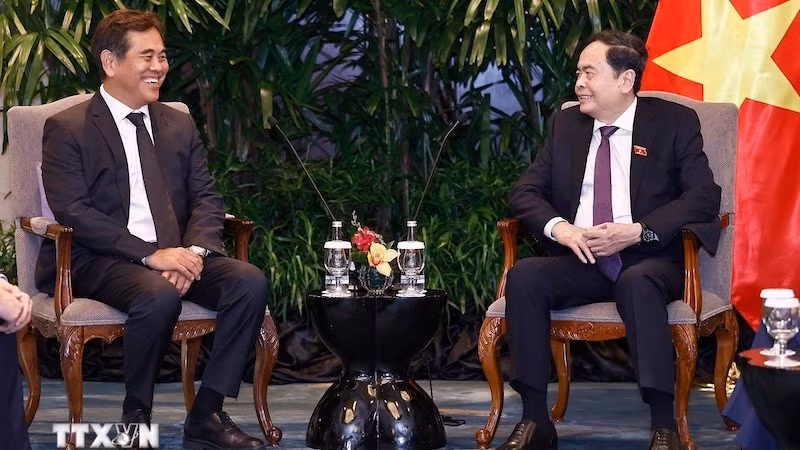 Председатель НС Чан Тхань Ман и Председатель инвестиционного фонда «CMIA Capital Partners» Ли Чун Мин. Фото: ВИА