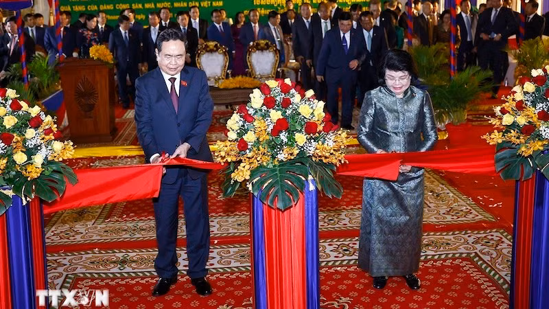 Оба руководителя разрезают ленту в знак открытия здания НА Камбоджи. Фото: ВИА