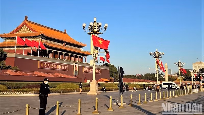 Государственные флаги Вьетнама и Китая развеваются на площади Тяньаньмэнь во время визита Генерального секретаря ЦК КПВ Нгуен Фу Чонга в Китай (2022 год). Фото: Хыу Хынг