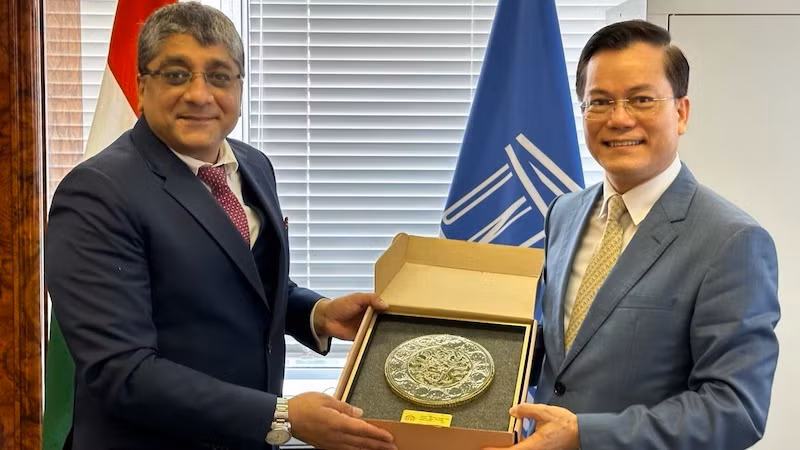 Замминистра иностранных дел Ха Ким Нгок и Председатель 46-й сессии Комитета всемирного наследия ЮНЕСКО Вишал Шарма. Фото: ВИА