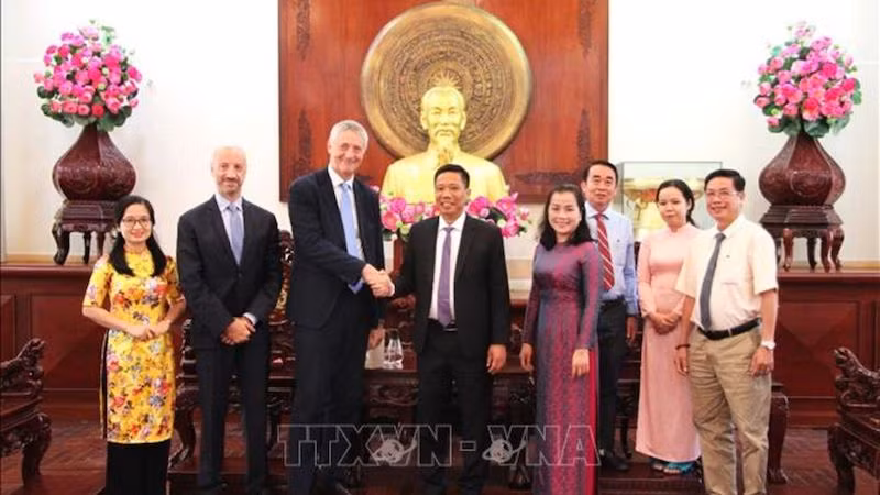 Руководители города Кантхо и делегация Генерального консульства Италии в г. Хошимине. Фото: ВИА