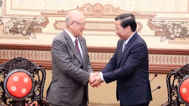 Председатель Народного комитета г. Хошимина Фан Ван Май и специальный советник Альянса парламентариев японско-вьетнамской дружбы Такебе Цутому. Фото: ВИА