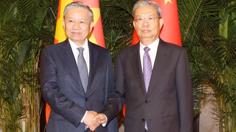 Генеральный секретарь ЦК КПВ, Президент То Лам и Председатель Постоянного комитета ВСНП Чжао Лэцзи. Фото: ВИА