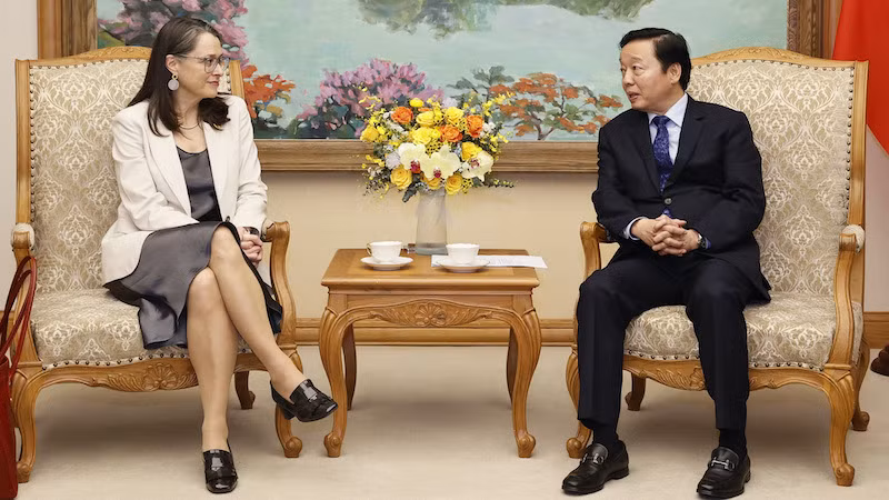 Вице-премьер Чан Хонг Ха и Посол Канады по вопросам изменения климата Кэтрин Стюарт. Фото: VGP