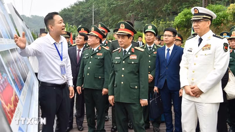 Обе стороны посещают фотовыставку. Фото: ВИА