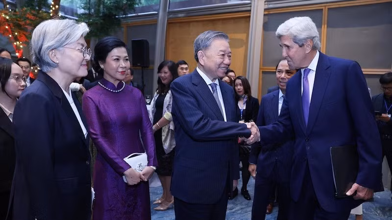 Генеральный секретарь ЦК КПВ, Президент То Лам встречается с бывшим Государственным секретарем США Джоном Керри. Фото: ВИА