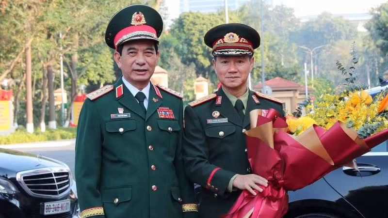 Министр обороны генерал армии Фан Ван Жанг и Министром обороны Лаоса Кхамлиенг Утхакайсон.