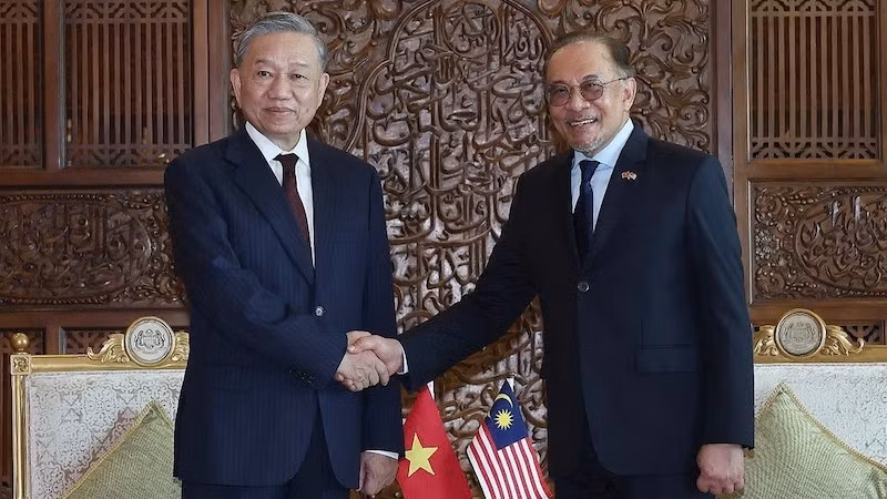 Генеральный секретарь ЦК КПВТо Лам и Премьер-министр Малайзии Анвар Ибрагим. Фото: ВИА