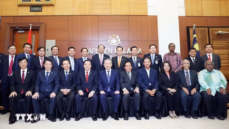 Генеральный секретарь ЦК КПВ То Лам, Председатель Сената Малайзии Дато Аванг Беми Аванг Али Басах и делегаты двух стран. Фото: ВИА