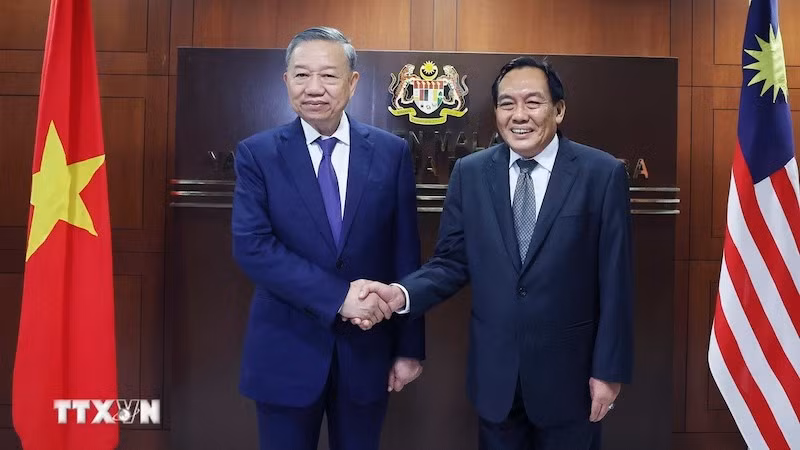 Генеральный секретарь ЦК КПВ То Лам и Председатель Сената Малайзии Дато Аванг Беми Аванг Али Басах. Фото: ВИА