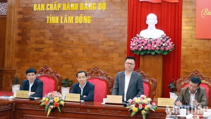 Товарищ Ле Куок Минь выступает на встрече.