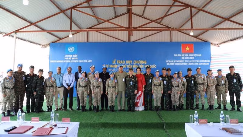 Участники церемонии.