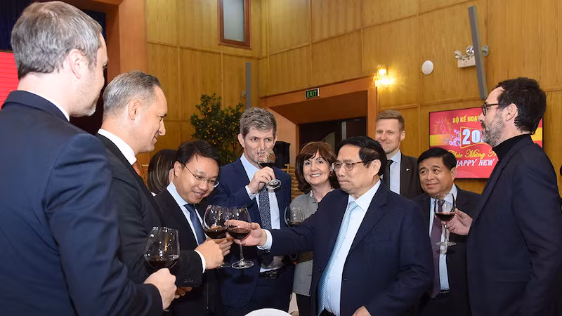 Премьер-министр Фам Минь Тьинь встречается с Послами, представителями международных организаций и иностранными инвесторами во Вьетнаме. Фото: Чан Хай