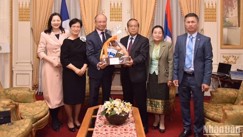 Делегация Посольства Вьетнама во Франции поздравляет сотрудников Посольства Лаоса с праздником Бунпимай. Фото: Минь Зюи