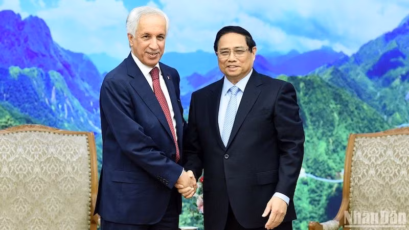 Премьер-министр Фам Минь Тьинь и Государственный министр иностранных дел Катара Султан бен Саад Аль Мурайхи (июль 2024 г.). Фото: Чан Хай 