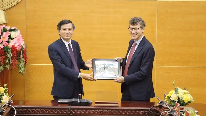 Секретарь парткома провинции Ниньбинь Доан Минь Хуан и глава Бюро ЮНЕСКО во Вьетнаме Джонатан Бейкер. Фото: ВИА