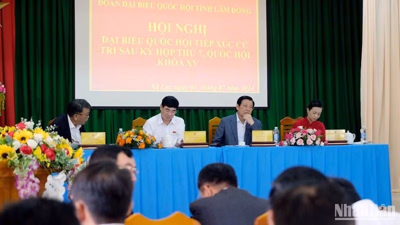 Товарищ Фан Динь Чак и делегация депутатов НС от провинции Ламдонг встречаются с избирателями общины Лат.