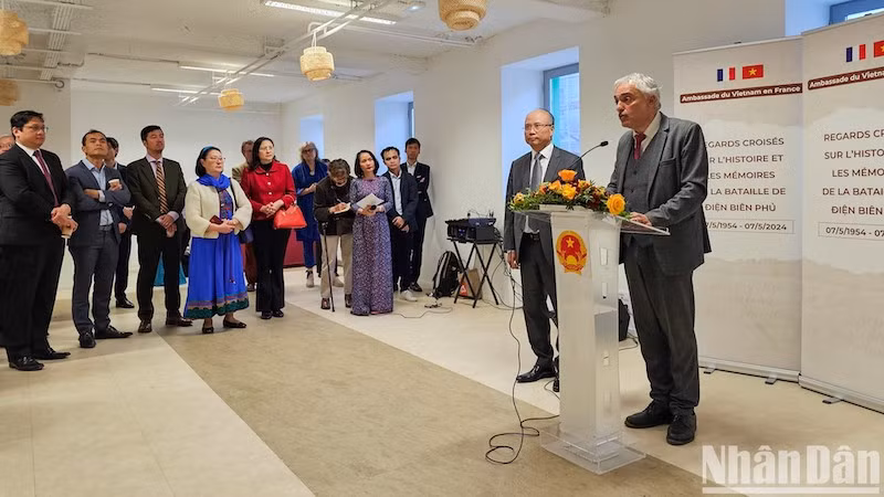 Член Политбюро ФКП Тайлан Кошкун выступает на беседе. Фото: Минь Зюи