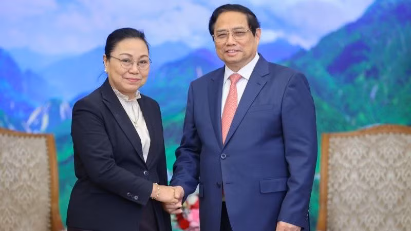 Премьер-министр Фам Минь Тьинь и Посол Лаоса Кхамфао Эрнтаван. Фото: Чан Хай