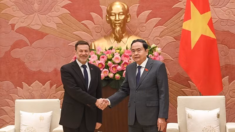 Председатель НС Чан Тхань Ман и Посол Австралии Эндрю Голедзиновски. Фото: Зюи Линь