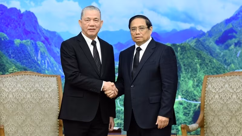 Премьер-министр Фам Минь Тьинь и Вице-премьер Малайзии Фадилла Юсоф. Фото: Чан Хай