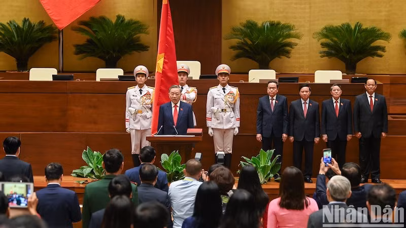 Церемония вступления в должность Президента То Лама.