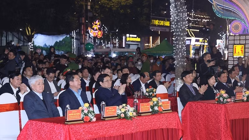Премьер-министр Фам Минь Тьинь на художественной программе по празднованию Нового года. Фото: ВИА