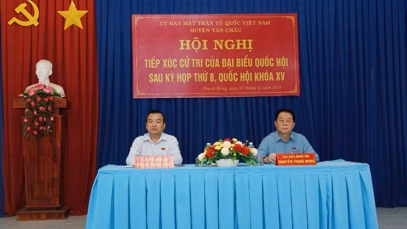 Товарищ Нгуен Чонг Нгиа (справа) на встрече.