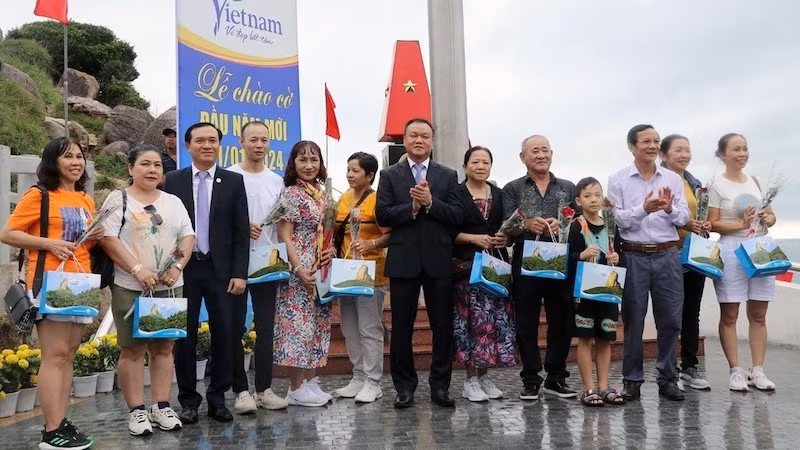 Руководители Фуйен вручают подарки первым посетителям мыса Дайлань. Фото: ВИА