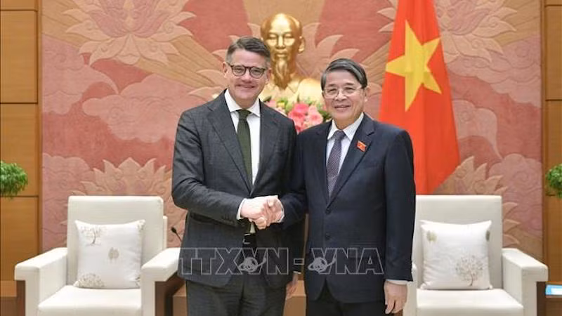 Зампредседателя НС Нгуен Дык Хай и Премьер-министра земли Гессен Борис Рейн. Фото: ВИА