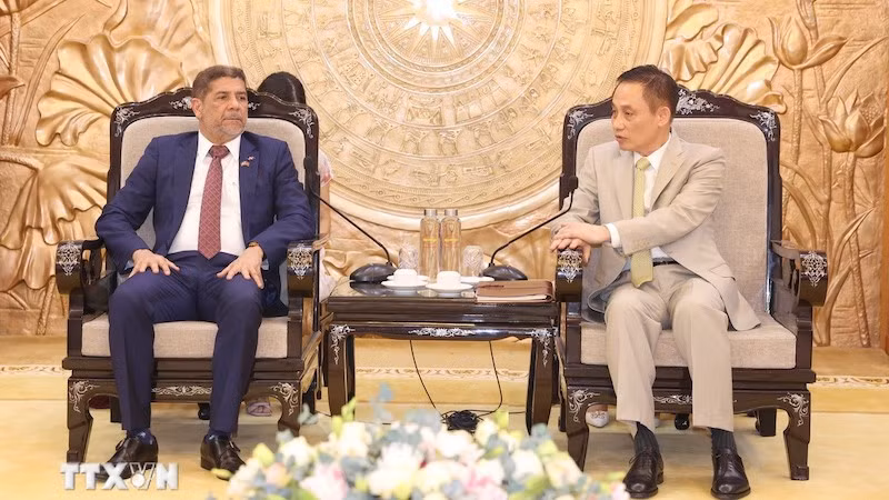 Глава Отдела по внешним связям ЦК КПВ Ле Хоай Чунг и Министр сельского хозяйства Доминиканской Республики Лимбер Лукас Крус Лопес. Фото: ВИА