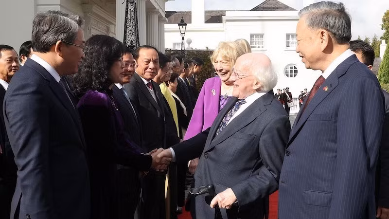 Генеральный секретарь ЦК КПВ, Президент То Лам знакомит Президента Ирландии Майкла Д. Хиггинса с супругой с членами высокопоставленной делегации Вьетнама. Фото: ВИА