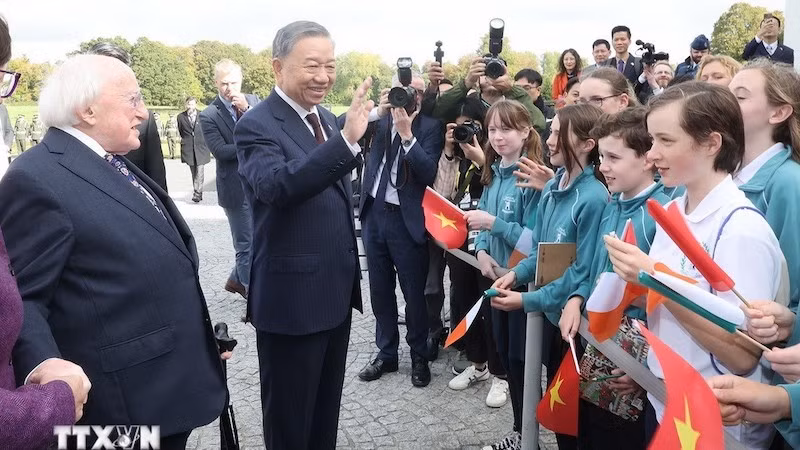 Генеральный секретарь ЦК КПВ, Президент То Лам и ирландские дети. Фото: ВИА