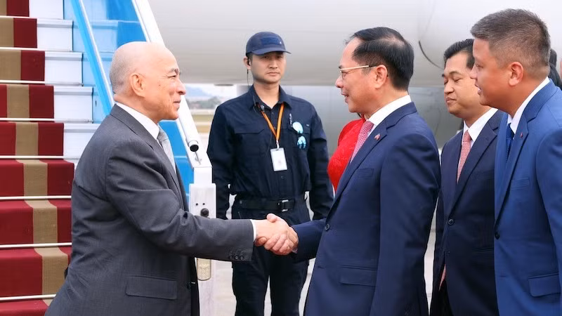 Вице-премьер, Министр иностранных дел Буй Тхань Шон встречает короля Нородома Сихамони. Фото: ВИА