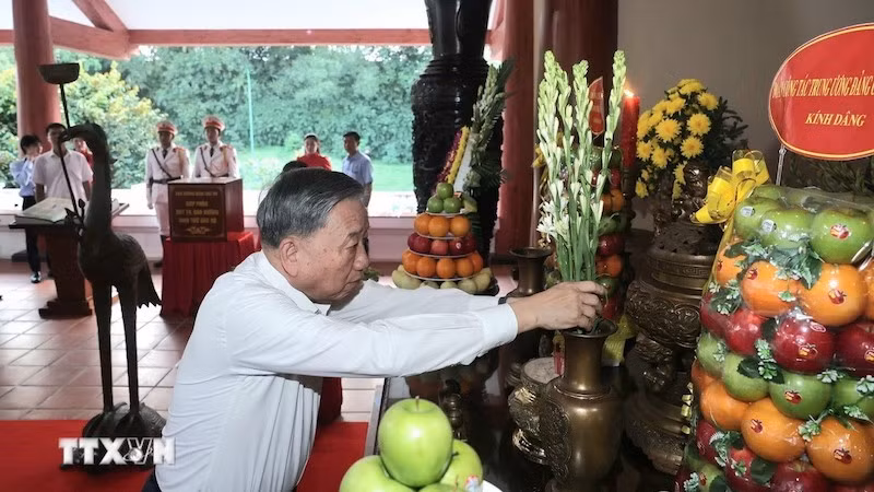 Генеральный секретарь ЦК КПВ воскуряет благовония в память о Президенте Хо Ши Мине. Фото: ВИА