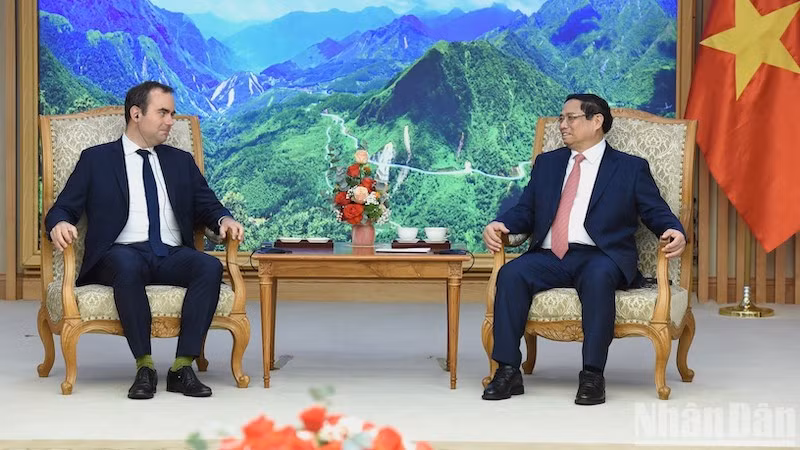 Премьер-министр Фам Минь Тьинь и Министр обороны Франции Себастьяна Лекорню. Фото: Чан Хай