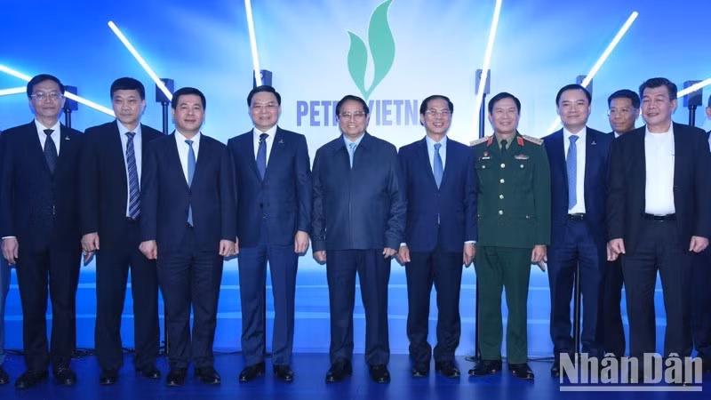 Премьер-министр Фам Минь Тьинь, Вице-премьер Буй Тхань Шон и руоководители Петровьетнама. Фото: Чан Хай